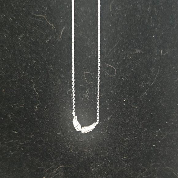 Elegant Silver Necklace Collection - Picture 6 of 6
